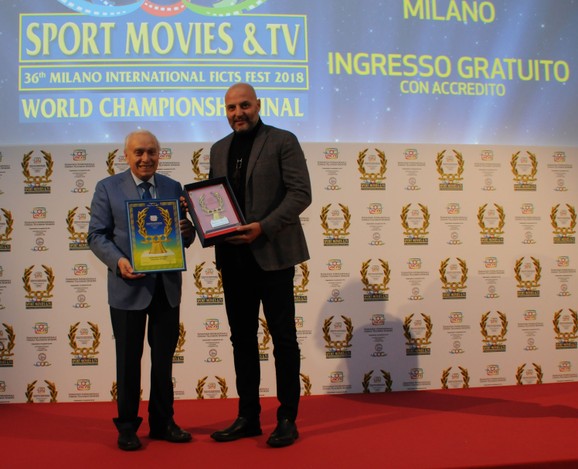 Aleksandar Đorđević prima nagradu 