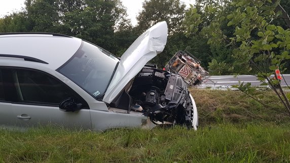 Pijany kierowca potrącił mężczyzn malujących pasy