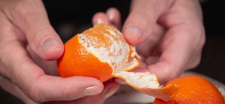 Obierasz białą skórkę z mandarynek i pomarańczy? Wiele osób popełnia ten błąd