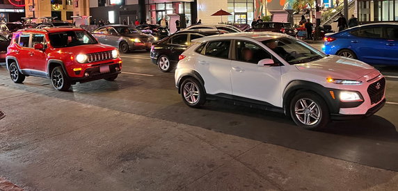 Miejskie SUV-y w samym sercu Hollywood: Hyundai Kona i Jeep Renegade. Między nimi w tle: dwie Hondy Civic i Toyota Camry.