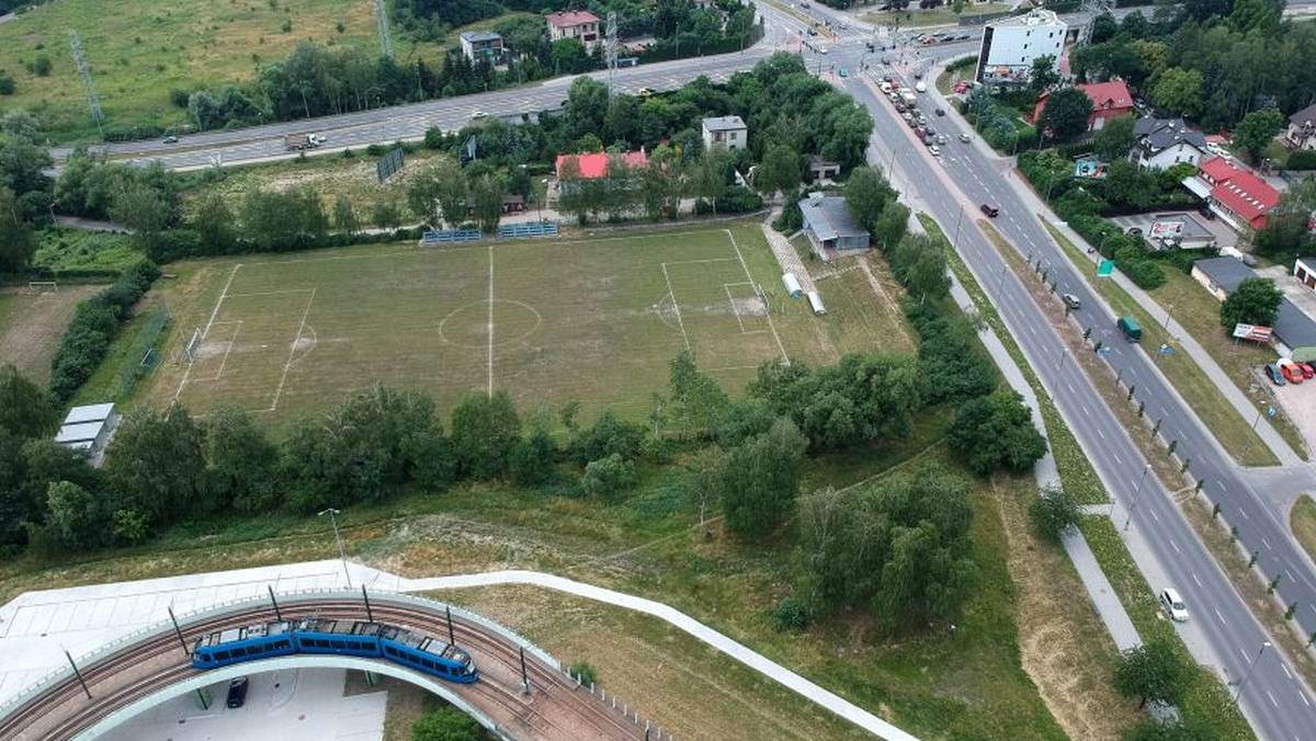 W najbliższym czasie rozpoczną się prace związane z dostosowaniem ul. Turowicza do potrzeb budowy Trasy Łagiewnickiej. Kierowcy mogą spodziewać się miejscowych zawężeń w związku z koniecznością wykonania tymczasowych przejazdów - poinformowała realizująca tę inwestycję spółka Trasa Łagiewnicka.