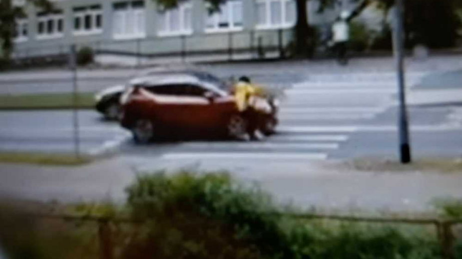 Kadr z filmu pokazującego potrącenie pieszej na pasach Źródło: Facebook/Psy Dają Głos
