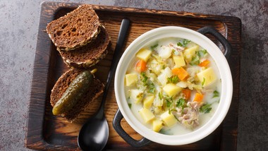 pyszny obiad na środę. podajemy przepis, ty gotujesz. ogórkowa na udkach