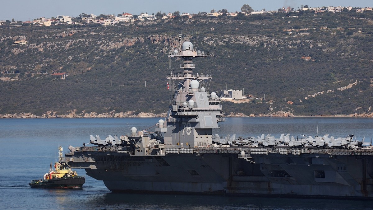 Lietadlová loď USS Gerald R. Ford opúšťa záliv Souda na ostrove Kréta, 26. februára 2026. 