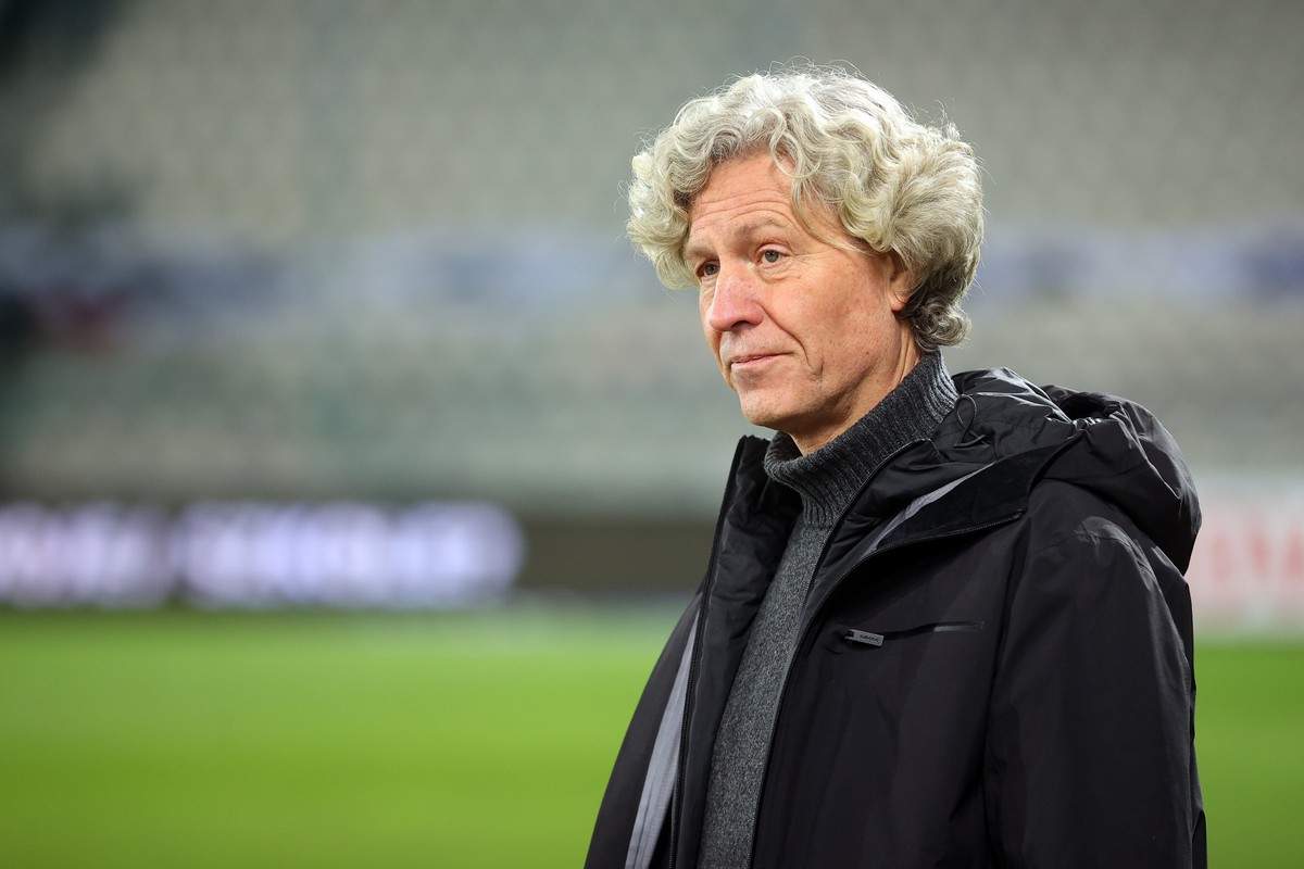 Prezes Legii Warszawa Dariusz Mioduski podczas zaległego meczu 2. kolejki piłkarskiej Ekstraklasy z Cracovią