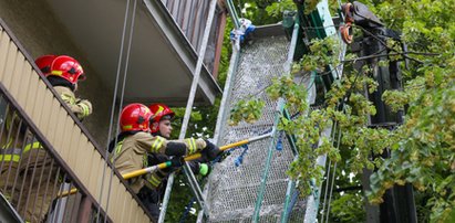 Wypadek robotników w stolicy. Zerwała się platforma remontowa [ZDJĘCIA]