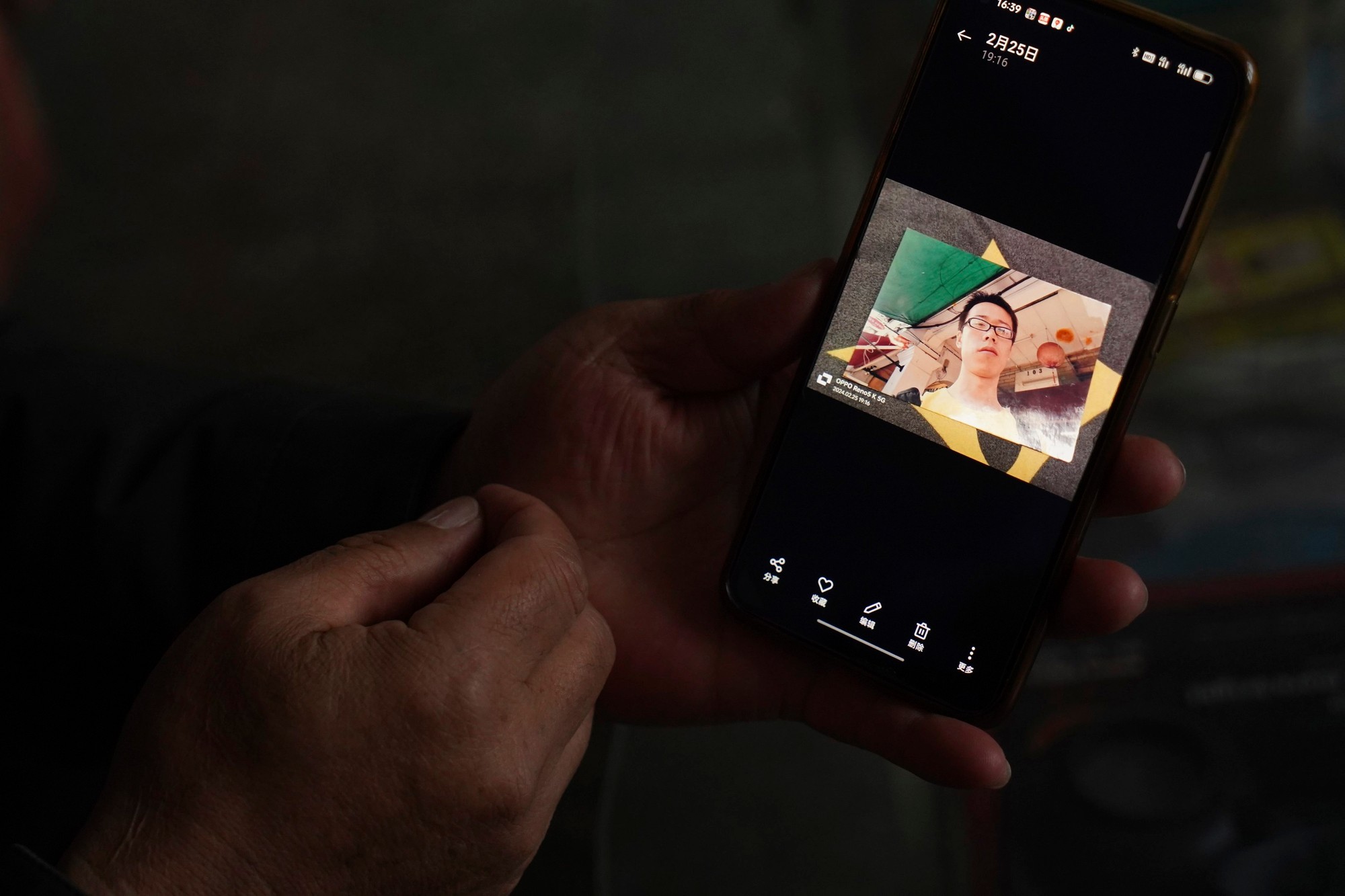 Príbuzní pasažierov letu MH370 sa ani po 10 rokoch nevzdávajú nádeje.