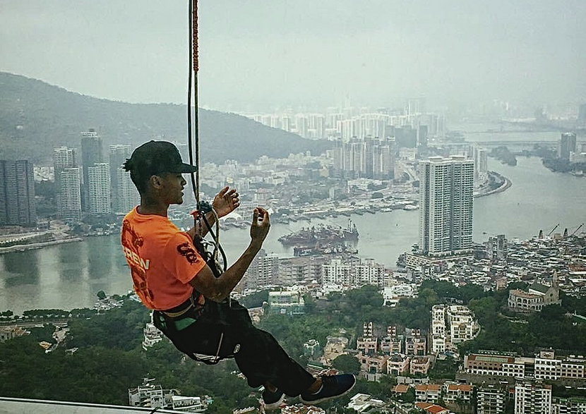 Dla odważnych -skoki z Macau Tower wieży o wysokości 338 m