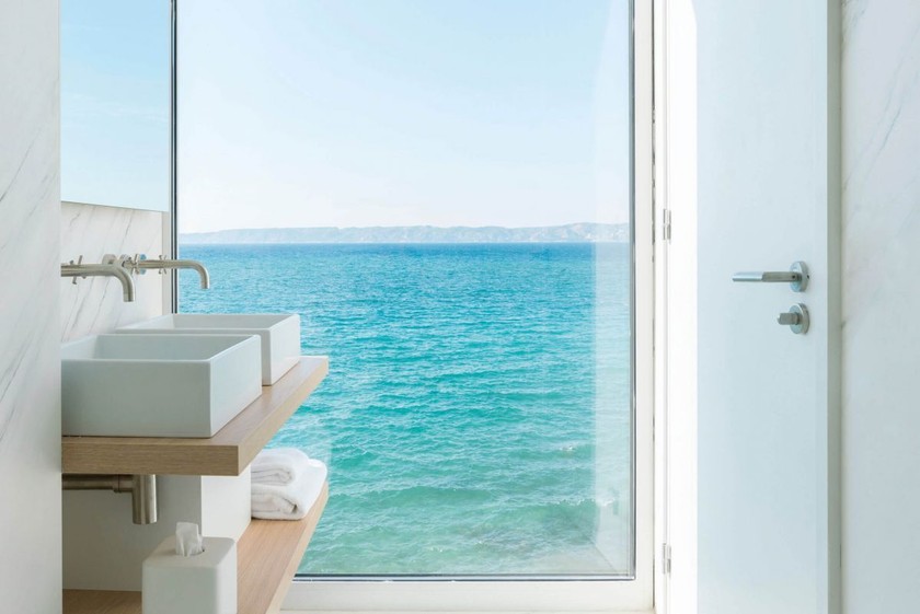 Les 19 chambres offrent une vue sensationnelle sur l’eau, les criques et les voiliers. 