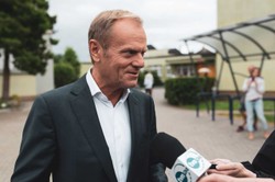 Tusk wzywa do "obrony Polski europejskiej": niedziela, Plac Zamkowy