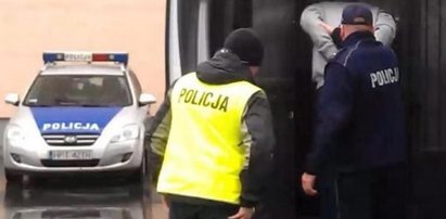 Podduszali go, kopnęli w krocze i uderzyli w brzuch. Policjanci z zarzutami