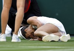 Wimbledon. Cornet upadła na kort. Rybakina w trzeciej rundzie