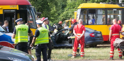 Groźny wpadek w centrum Warszawy. Tramwaj uderzył w samochód