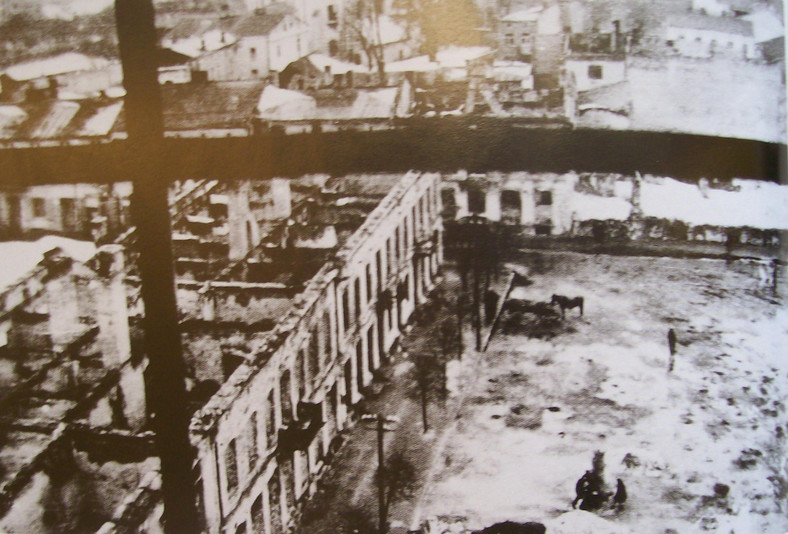 Widok na zbombardowane miasto z wieży kościoła pw. św. Michała