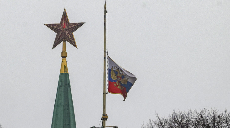 Az orosz elnök zászlaja félárbocon lobog a moszkvai Kreml felett, a Crocus City Hall koncerthelyszíne elleni terrortámadást követően Moszkvában / Fotó: EPA/SZERGEJ ILNICSKIJ