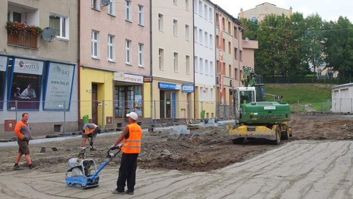 Nieoczekiwania zmiana organizacji ruchu na remontowanym placu potrwa dwa tygodnie. Kierowcy powinni uważać, bo pojadą przez plac budowy.