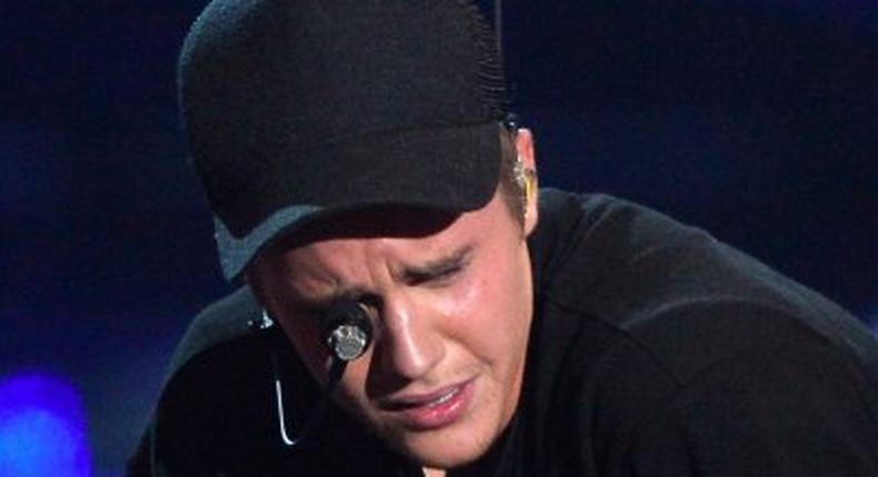 Justin Bieber cries at VMAs