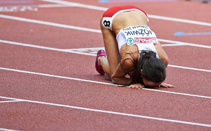 Joanna Jóźwik na mecie finałowego biegu kobiet na dystansie 800 metrów