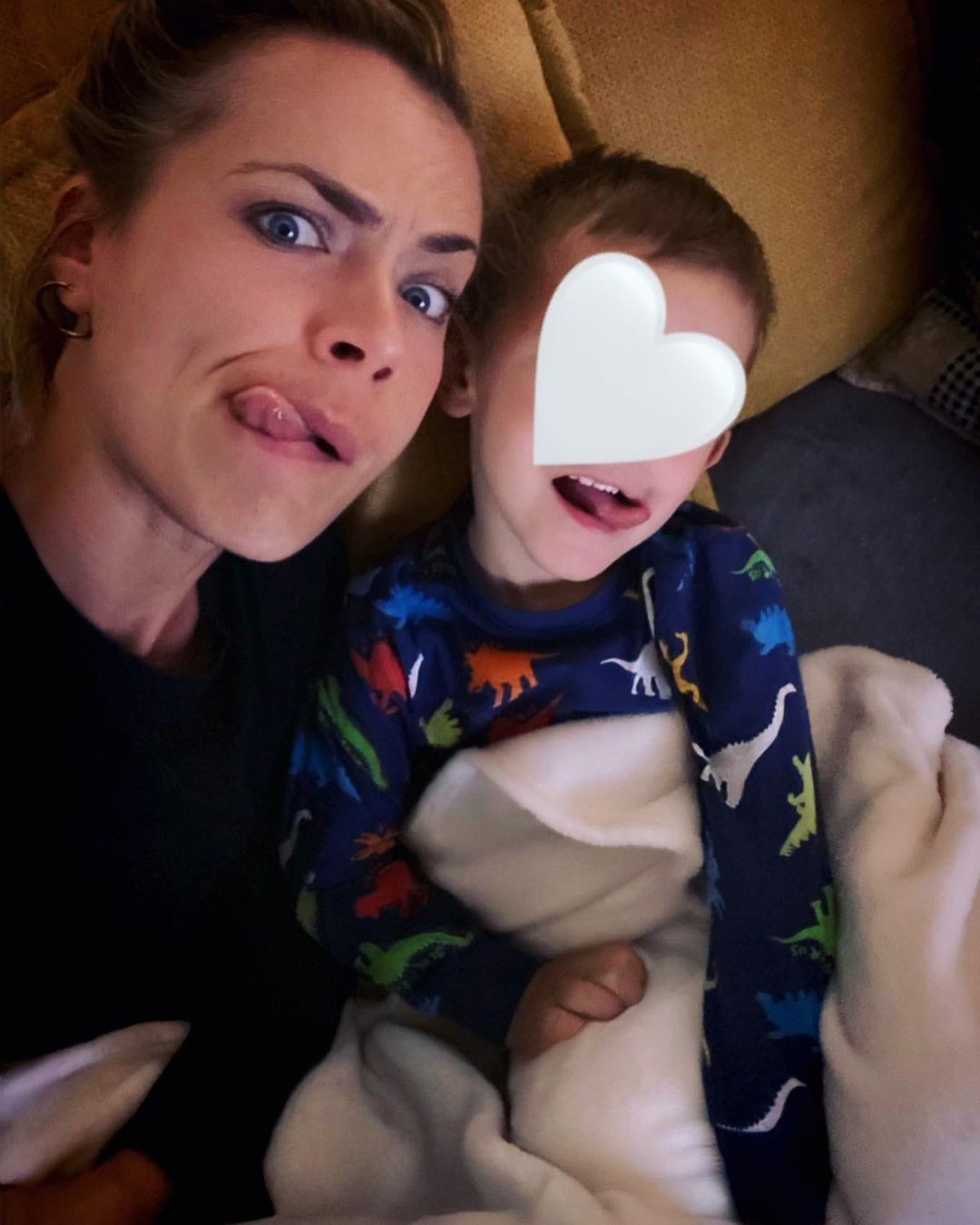 Mirka tvár synčeka neukazuje. 