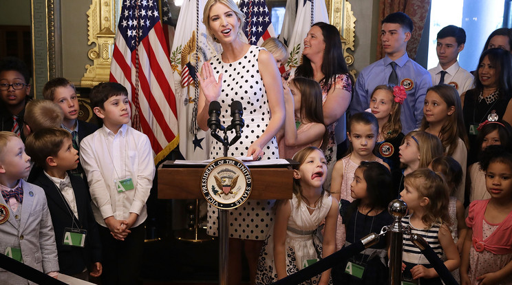 Ilyen mulatságos grimaszt vágott az egyik meghívott kislány Ivanka Trump, 
az amerikai elnök 
lányának protokollfotóján  /Fotó: GettyImages