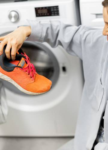 Pranie butów w pralce. Osiem przydatnych wskazówek, jak się do tego zabrać  | Ofeminin