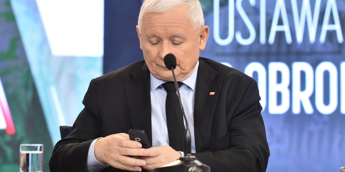 Jarosław Kaczyński podczas konferencji zmuszony był wyłączyć telefon. Wtedy okazało się, jakiego sprzętu używa wicepremier.