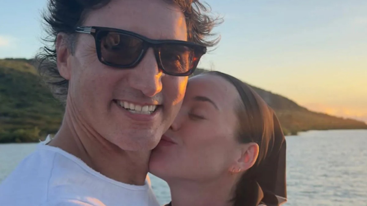 Političar uhvaćen u vatrenom zanosu sa još vatrenijom pevačicom