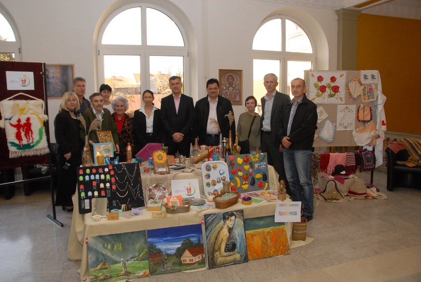 Penzioneri sa predsednikom opštine i svojim umetninama