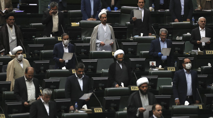 A nyitóképen az új összetételű iráni parlament tagjai az eskü szövegét mondják a beiktatási ünnepségen Teheránban 2020. május 27-én / Fotó: MTI/AP/Vahid Szalemi