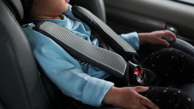 Na którym siedzeniu w samochodzie trzymać dziecięcy fotelik? Nie wszyscy wiedzą