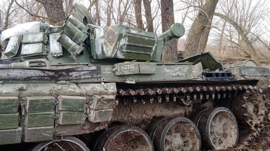  Czołg rosyjski pozostawiony przez żołnierzy w rejonie miasta Czernihów