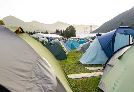 Namiot na festiwal i kemping — dmuchany czy samorozkładający?