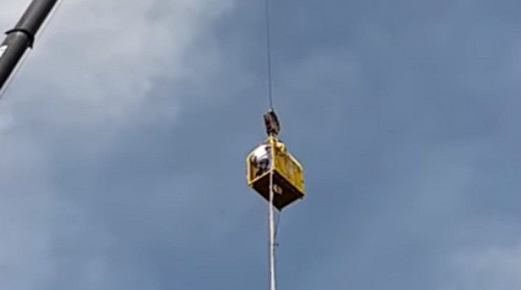 Óriásit zuhant egy férfi, miután kicsúszott a lába a bungee jumping szorításából / Fotó: YouTube