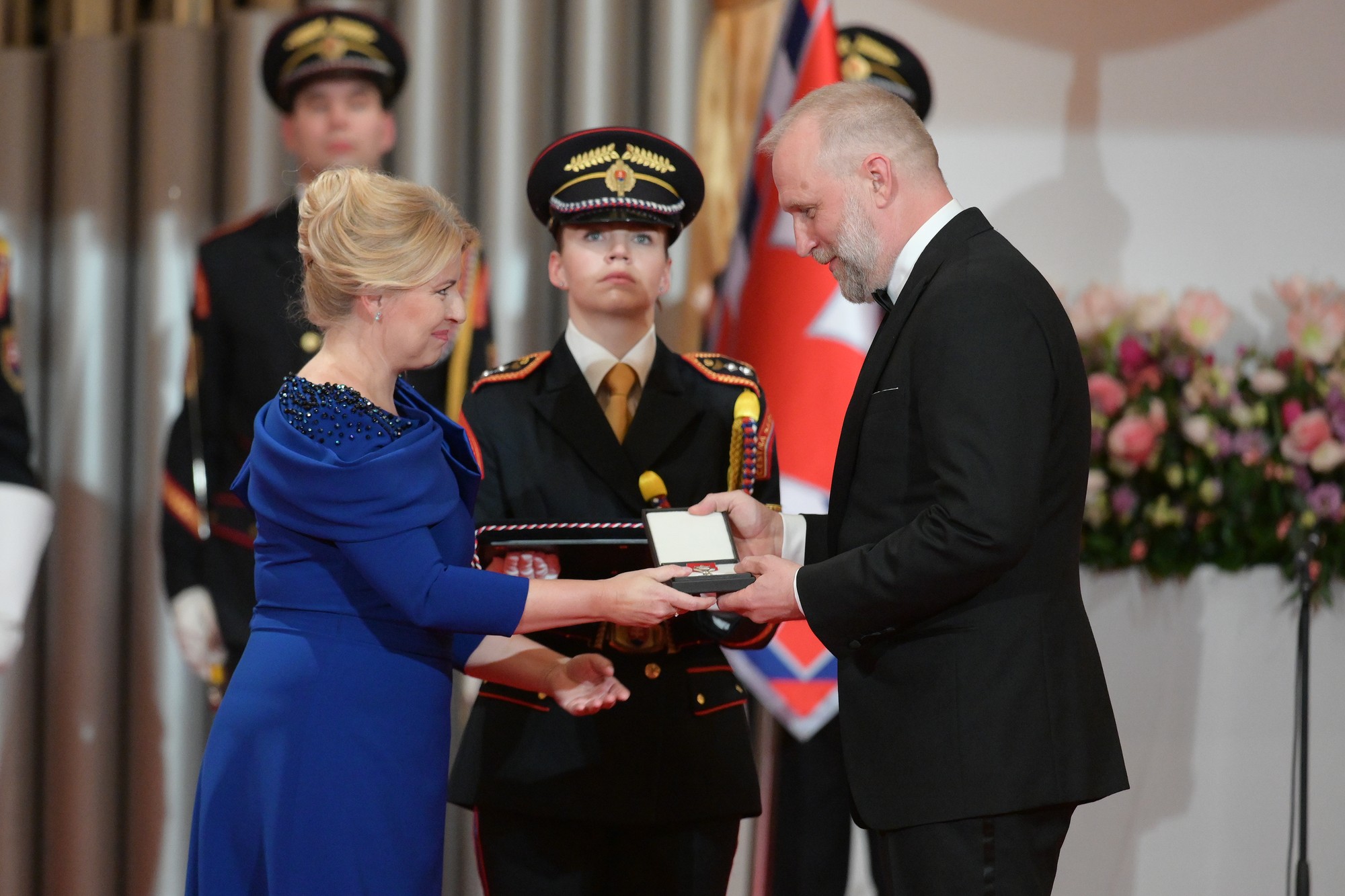 Zuzana Čaputová a vpravo režisér Peter Bebjak.