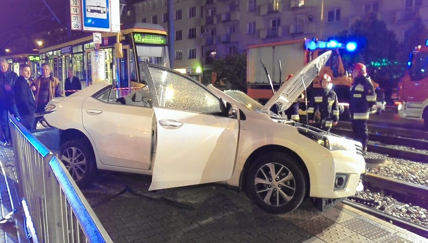 Poseł PiS Zbigniew Girzyński miał wypadek. Na zdjęciu rozbita toyota polityka