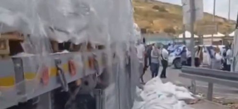 Pomoc nie trafiła do Strefy Gazy. Izraelscy demonstranci wyrzucili z ciężarówek paczki z jedzeniem