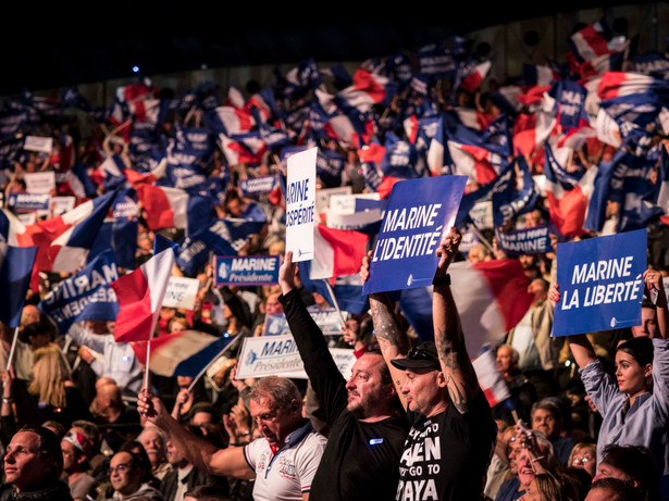 Na 3 dni przed pierwszą turą wyborów prezydenckich we Francji spadają notowania centrysty Emmanuela Macrona i kandydatki skrajnej prawicy Marine Le Pen, ale nadal wyprzedzają oni pozostałych rywali - wynika z opublikowanego w środę sondażu dla "Le Monde".