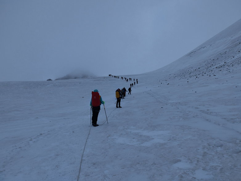 Droga przez lodowiec w kierunku szczytu Kazbeku.