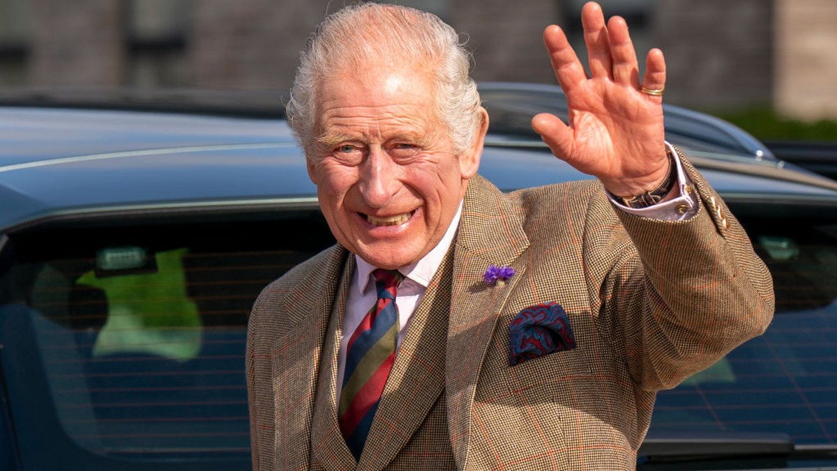Król Karol III jest chory? "Kiełbaskowate palce" brytyjskiego monarchy