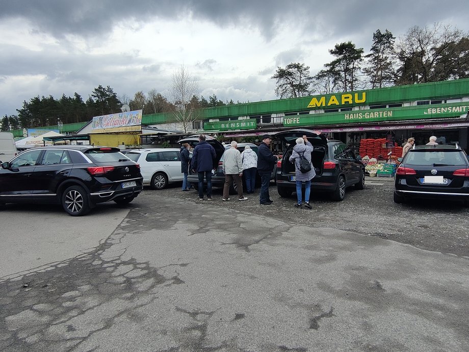 Niemcy na targowisku w Lubieszynie. Chętnych na zakupy jest tak wielu, że trudno o miejsce do parkowania