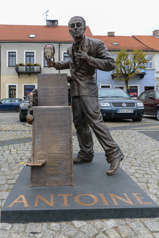 Pomnik Antoine Antoniego Cierplikowskiego, stojący w rynku starego miasta w Sieradzu.