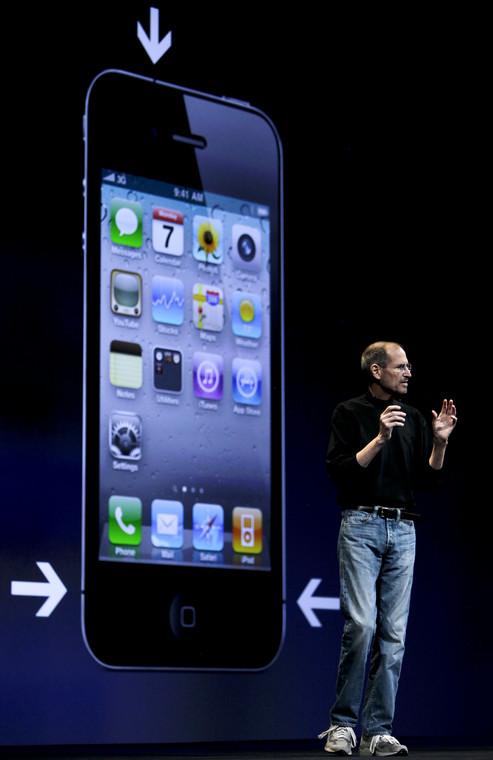 Steve Jobs, prezes Apple, prezentuje iPhone 4
