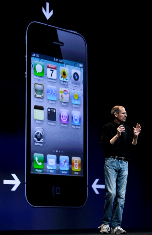 Steve Jobs, prezes Apple, prezentuje iPhone 4