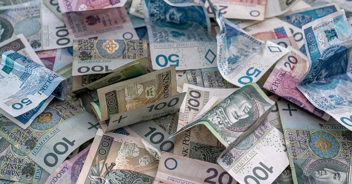  Kursy walut: Złoty w czwartek rano potaniał w stosunku do euro i dolara