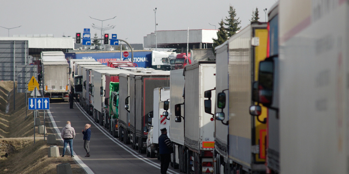 Sznur ciężarówek na przejściu granicznym z Ukrainą. Branża transportu i logistyki jest jedną z najbardziej narażonych obecnie na straty.