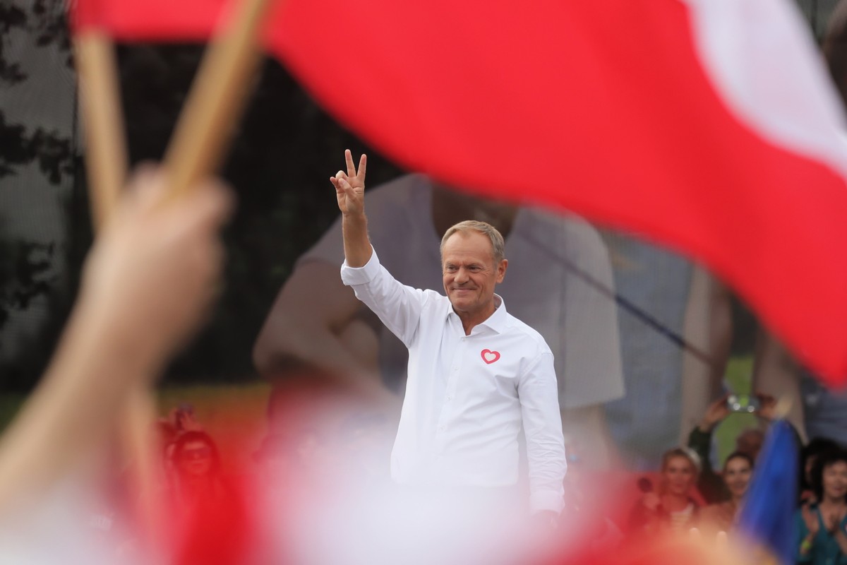 Warszawa, 01.10.2023. Kampania wyborcza do parlamentu 2023. Przewodniczący Platformy Obywatelskiej Donald Tusk podczas zakończenia, zorganizowanego przez Koalicję Obywatelską, "Marszu Miliona Serc", 1 bm. w Warszawie. Marsz ruszył z Ronda Dmowskiego, ulicami Marszałkowską, Świętokrzyską, Jana Pawła II, a zakończył na Rondzie Radosława. (mr) PAP/Paweł Supernak