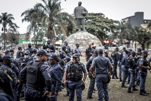 POLICIJA I VOJSKA NA ULICAMA Gradovi stali zbog antimigrantskih protesta, stotine ljudi OSTALO BEZ DOMA: Širi se haos u Južnoj Africi, oglasio se predsednik