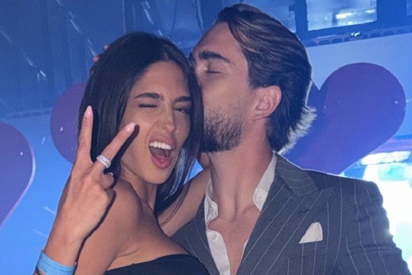 LJUBI ĆERKU HARISA DŽINOVIĆA, OKO NJIH SVUDA SRCA Đina nije bila na tatinom veselju, a ludo se provodi u inostranstvu: ZGODNI MUŠKARAC JE ČVRSTO GRLI (FOTO)