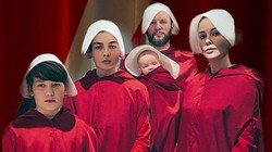 Halloween u Małgorzaty Rozenek. Całą rodzina w strojach z "Opowieści podręcznej"