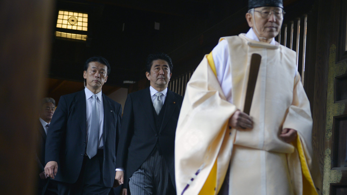 Chiny zamierzają złożyć oficjalny protest w związku z wizytą japońskiego premiera w świątyni Yasukuni. Shinzo Abe wybrał się do świątyni Yasukuni, która dla Chińczyków, ale też Koreańczyków, jest symbolem japońskiej agresji w czasach drugiej wojny światowej.
